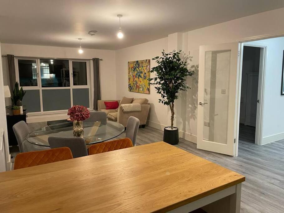 Stunning And Spacious 2Bed Flat In Central Woking Exterior photo