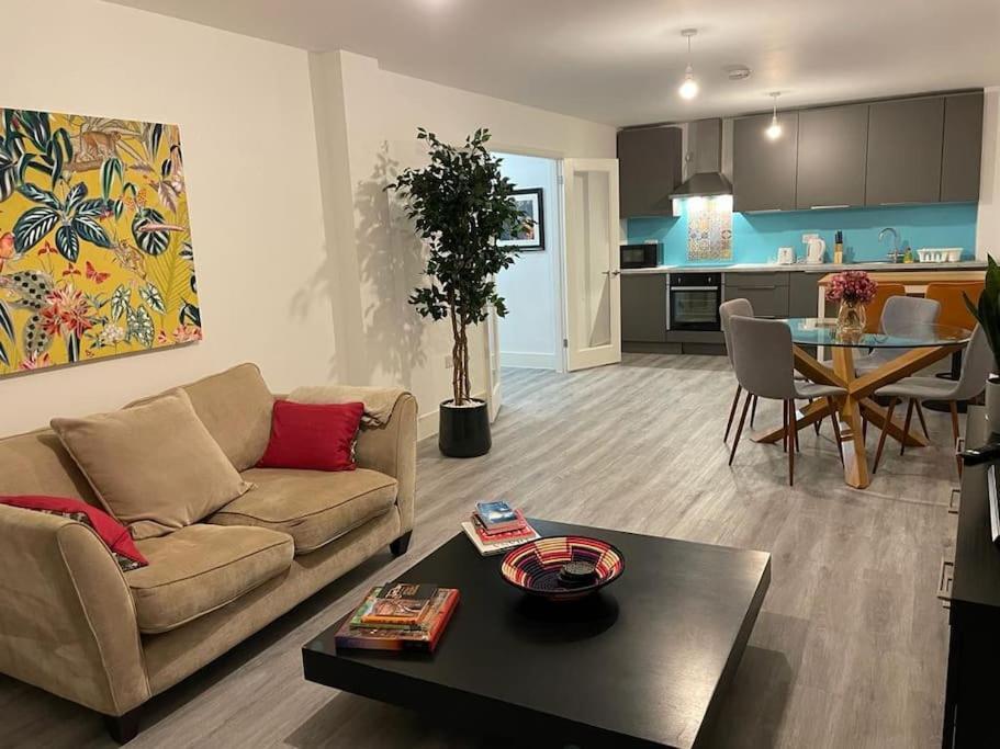 Stunning And Spacious 2Bed Flat In Central Woking Exterior photo